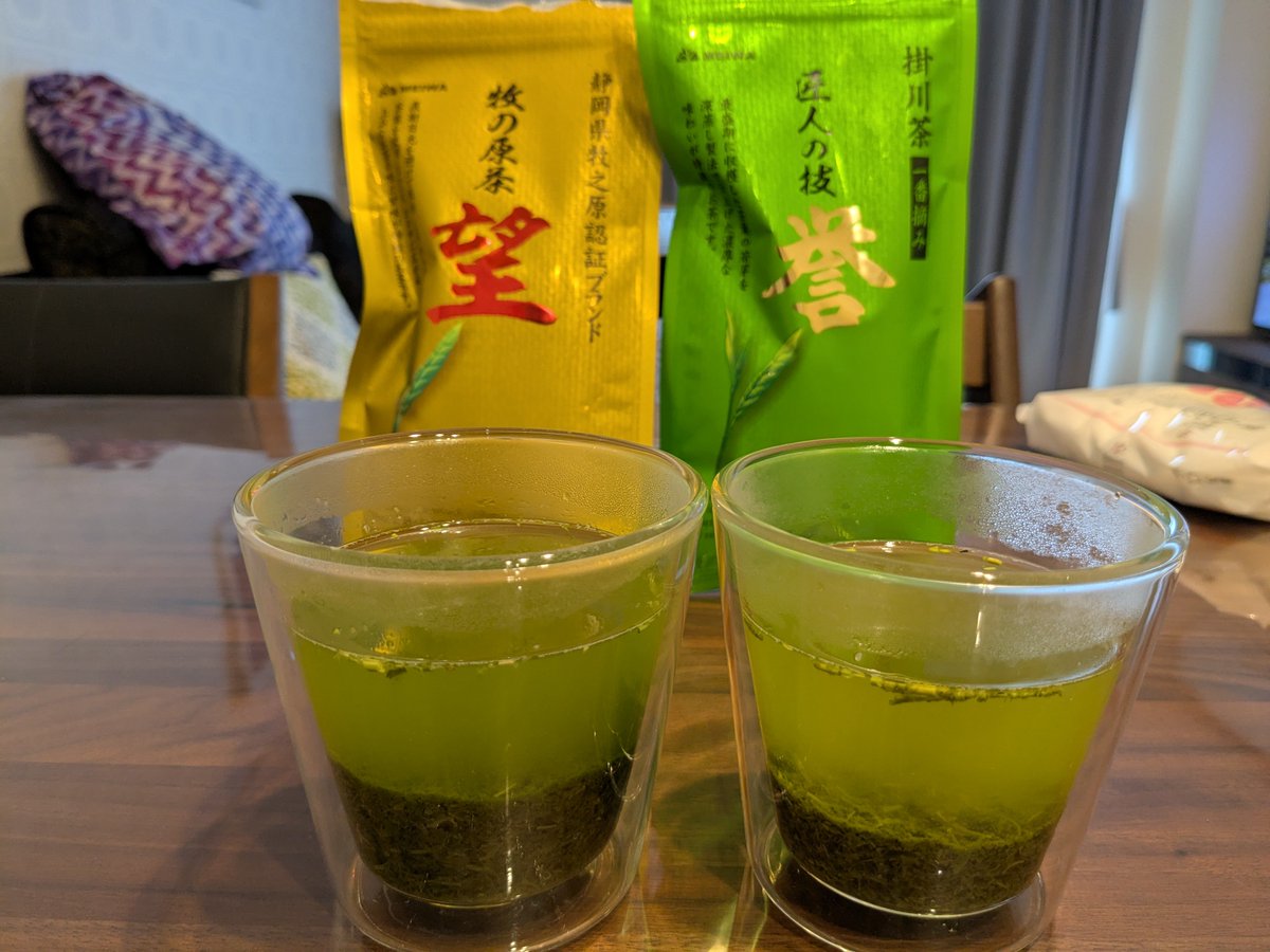 your_friend_bot's tweet photo. 近所のスーパーで売ってる少し値段の高い（と言っても14円/gとかそれくらいの）お茶を飲み比べ。左のより高い方のが高級そうな香りがする https://t.co/8JUY6XEvmM