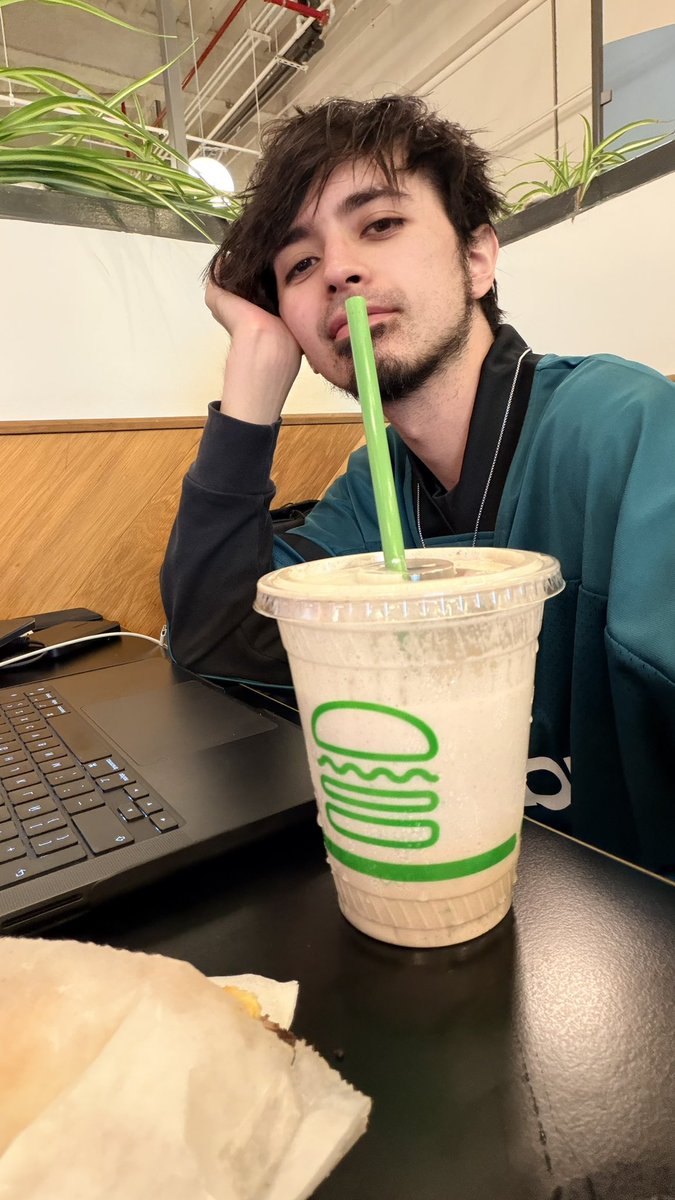 AaronAdAstra's tweet photo. Como sea; me compré otra shake shark; por si me quieren hacer malteada de princesa. https://t.co/ZriVQNVcH1