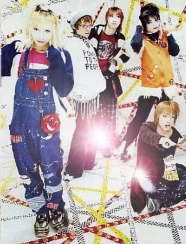 MKON_RUI's tweet photo. 久しぶりの今日の一枚「みるふぃね」
光や全体を白くする加工でフライヤー、写真を良く見せていた時代。
今はAIや加工技術、そして整形技術までもが進みすぎてしまい
顔細部まで整ってるのが当たり前、そんなフライヤーに全然面白みを感じないのは私だけでしょうか？ https://t.co/Xnqa1FSEIY