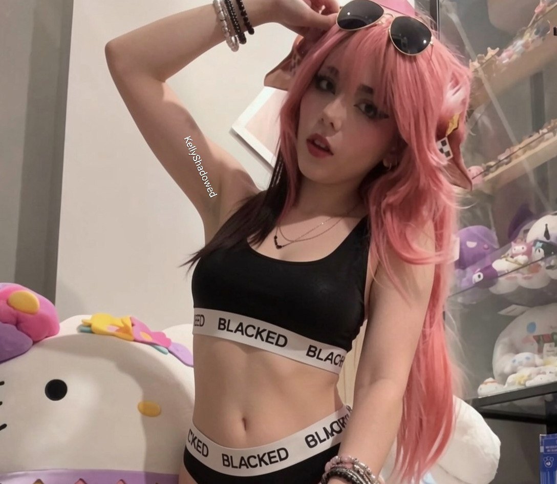 KellyShadowed's tweet photo. Fluffy and arie are my two favourite cosplays #blacked #qos #bnwo #blackededit #qosedit #cosplay https://t.co/E72FYe7fMz