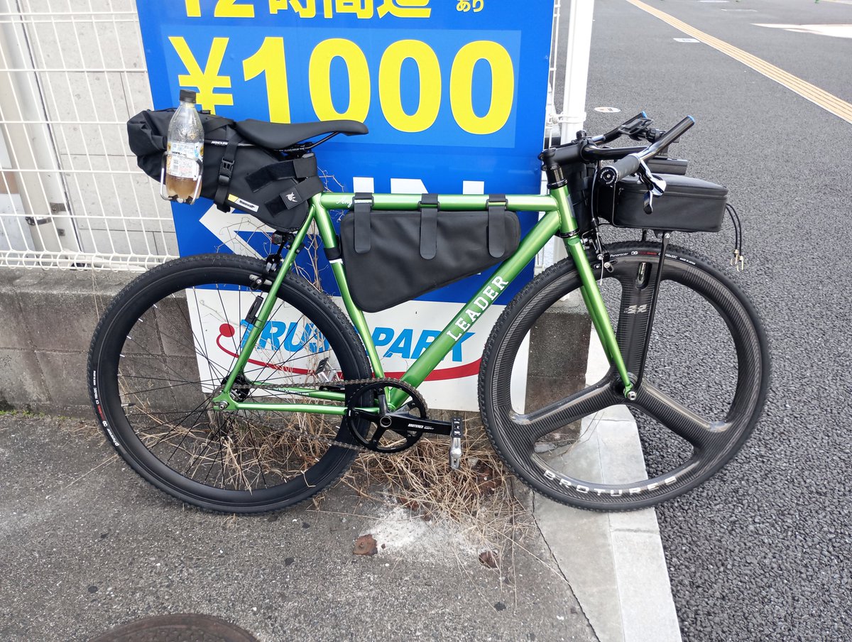 islay_whi_sky's tweet photo. しれっと紹介しておきましょう。
ピストバイク歴8年の男が初めてLEADER BIKEを買いました。21台目のピストはLEADER Angelinoのライムカラーです。専ら固定ギアですが、ヒルクライムも目指せるようにギア比の調整とかやっていこうと思います。ヨロシコ
#固定ギア #LEADERBIKE #fukuokafixed https://t.co/s6mEc3MUuC