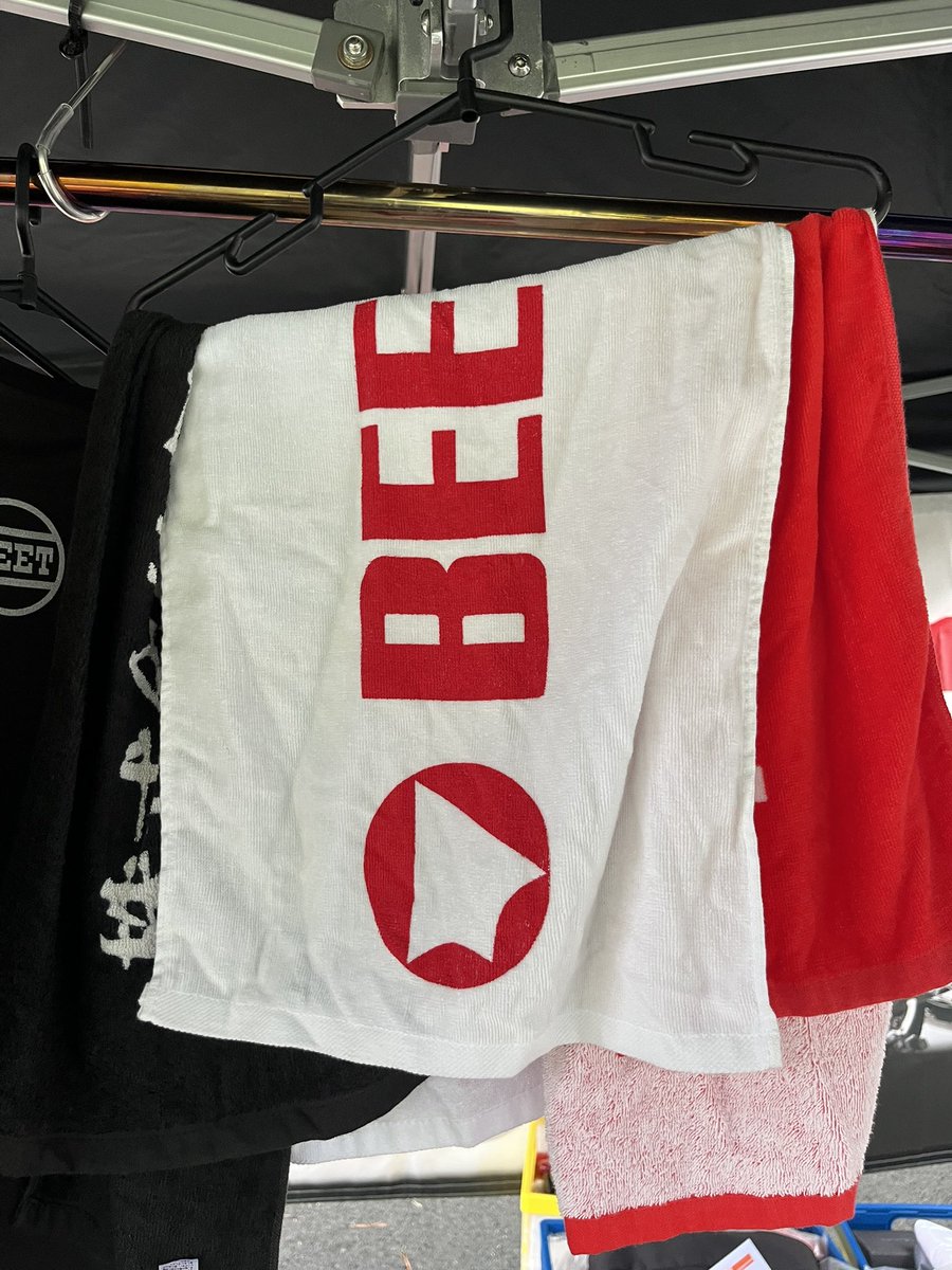 BEETJAPAN1's tweet photo. 雨が降ってきてしまったので、茶ミーティング会場にてタオル1枚500円で販売いたします！ https://t.co/vyM64rv48M
