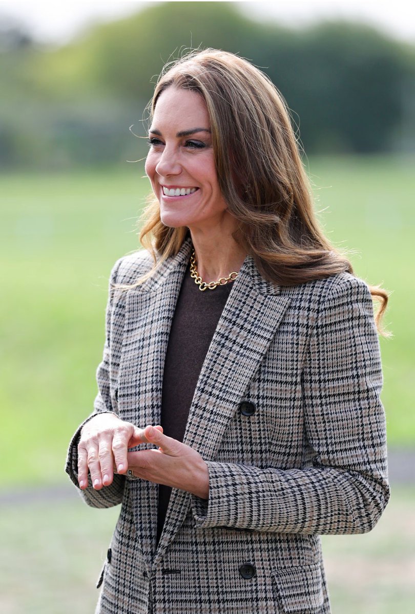 GraceStudioFine's tweet photo. The Daily Jewelry Edit 💎

🔗 Princess Kate just made a chunky #GoldChain work with an ordinary office outfit. She paired the statement necklace and twisted hoops with a houndstooth blazer, gray sweater and black trousers, an easy formula for making business basics less predictable.

📱 #Threads just became more useful for jewelry brands.
Businesses can now advertise from native Threads profiles without matching Instagram accounts, letting brands develop a distinct conversational audience instead of treating Threads as an IG extension. 

📌 #Pinterest wants holiday advertisers to stop relying on one perfect creative.
Its new optimization guidance recommends 3+ ad formats and 5+ distinct creatives per ad group, especially relevant as jewelry gift discovery accelerates. 

💎 French-cut #diamonds are getting an architectural revival.
Hancocks × Grima’s new five-piece collection references Paris architecture, London’s Trellick Tower and even cowboy collar tips, turning buildings and objects into fine-jewelry geometry. 

✨ Convertible #earrings are becoming increasingly interesting again.
The Hancocks × Grima collaboration includes 8.19-carat French-cut diamond earrings designed to transition from day to night, luxury built around transformation rather than one fixed look. 

💙 Two differently colored #LabGrownDiamonds just hit the Milan runway together.
SENNES showed 71 Toi et Moi pieces with Dhruv Kapoor, integrating two-color diamond necklaces, earrings, rings and bracelets directly into fashion looks. 

👼 The #VictoriasSecretFashionShow is moving to Los Angeles on Oct. 18.
Gigi Hadid, Anok Yai, Candice Swanepoel, Ashley Graham and others are confirmed, creating a major upcoming U.S. fashion/social moment for accessories content. 

🇫🇷 Jewelry is following fashion month straight into #ParisFashionWeek.
NouvelleBox and Melee the Show will bring dozens of jewelry brands to Paris Oct. 1–5, making next week an important window for spotting Spring 2027 jewelry direction.