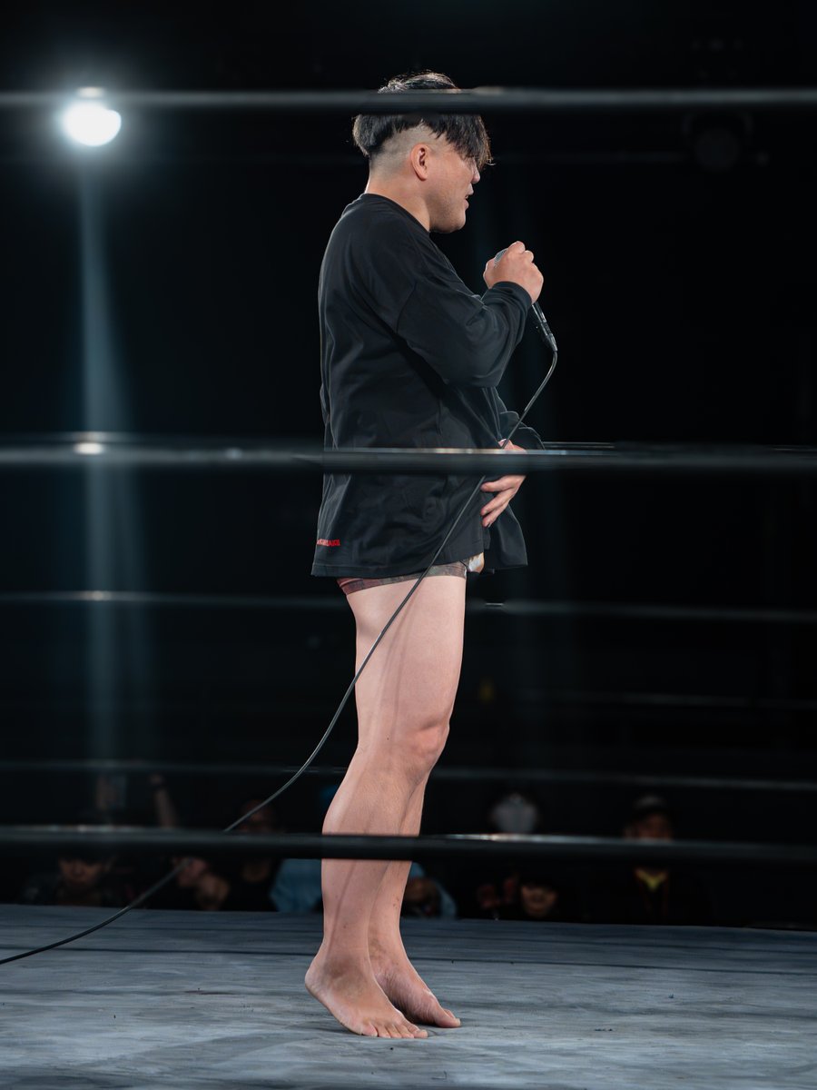 Yuuitree01's tweet photo. 2026.9.26 HENTAI MID NIGHT

挨拶中でも続くダークマッチ

衝撃でちょっと跳ねる光留さんが癖になるいつもの光景
 
#変態新宿 https://t.co/yn0gxynoLf