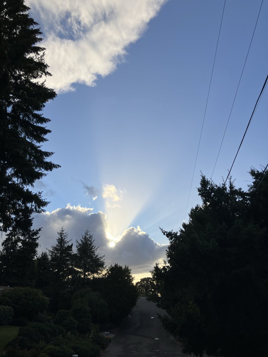 TSKPDX's tweet photo. Cloud face! https://t.co/Q6cYa7TaLS