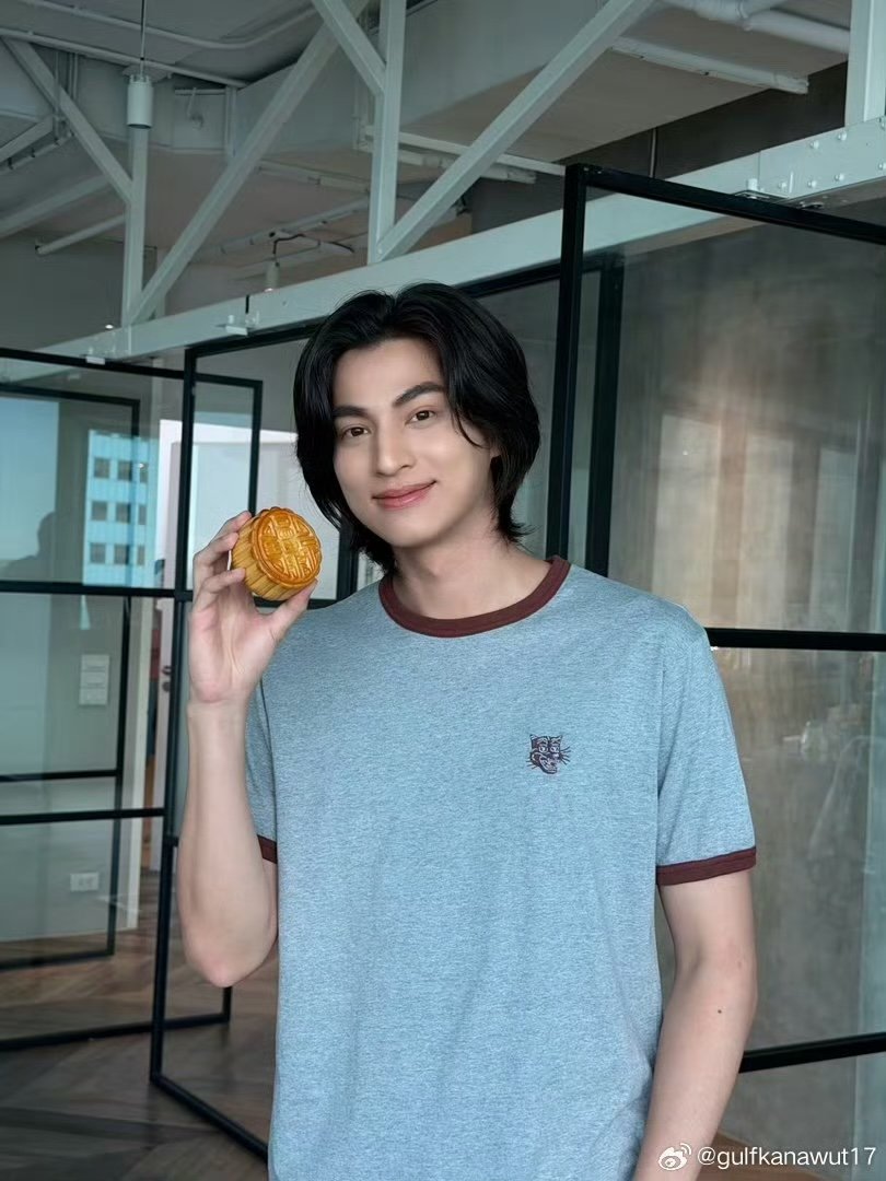 Gulfkanawutofc's tweet photo. Weibo​ update : GulfKanawut​17

十五的月亮十六圆，迟到的中秋祝福，但心意不变 ❤️

ถึงไทยปุ้บก็มาอวยพรวันไหว้พระจันทร์ย้อนหลังทันทีเลย​ น่ารักที่สุด🤩

#GulfKanawut​
@gulfkanawut https://t.co/OL6oQ4Rc8R