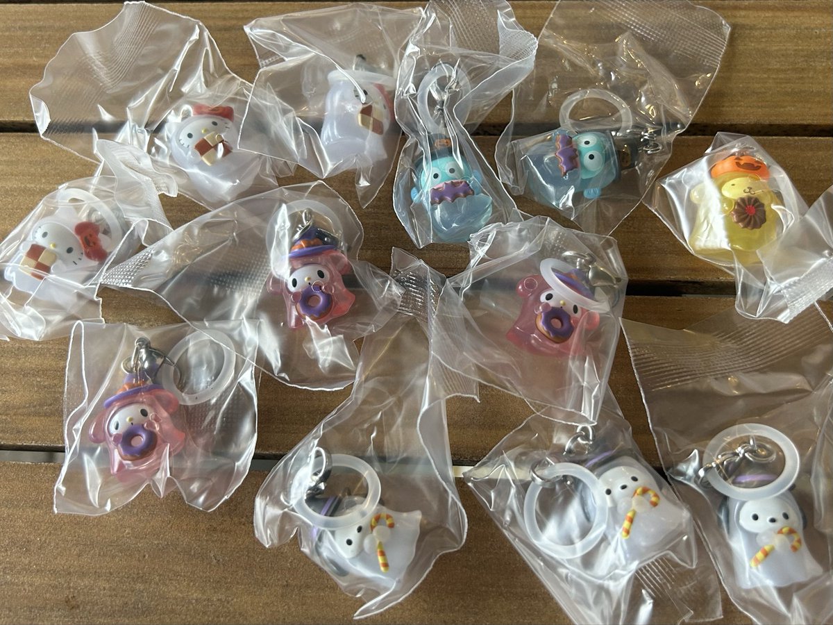 shieru0109's tweet photo. サンリオ ハロウィンめじるしチャーム

求➞クロミちゃん！
譲➞画像のものどれでも

本日、読売ランドにて交換もしくは明日以降都内で手渡し交換していただける方お願いします🙇‍♀️

結構な数まわしたにもかかわらず、欲しいクロミちゃんが出ず悲しいです…
どなたかお願いします🙏 https://t.co/eX6xup4T6z