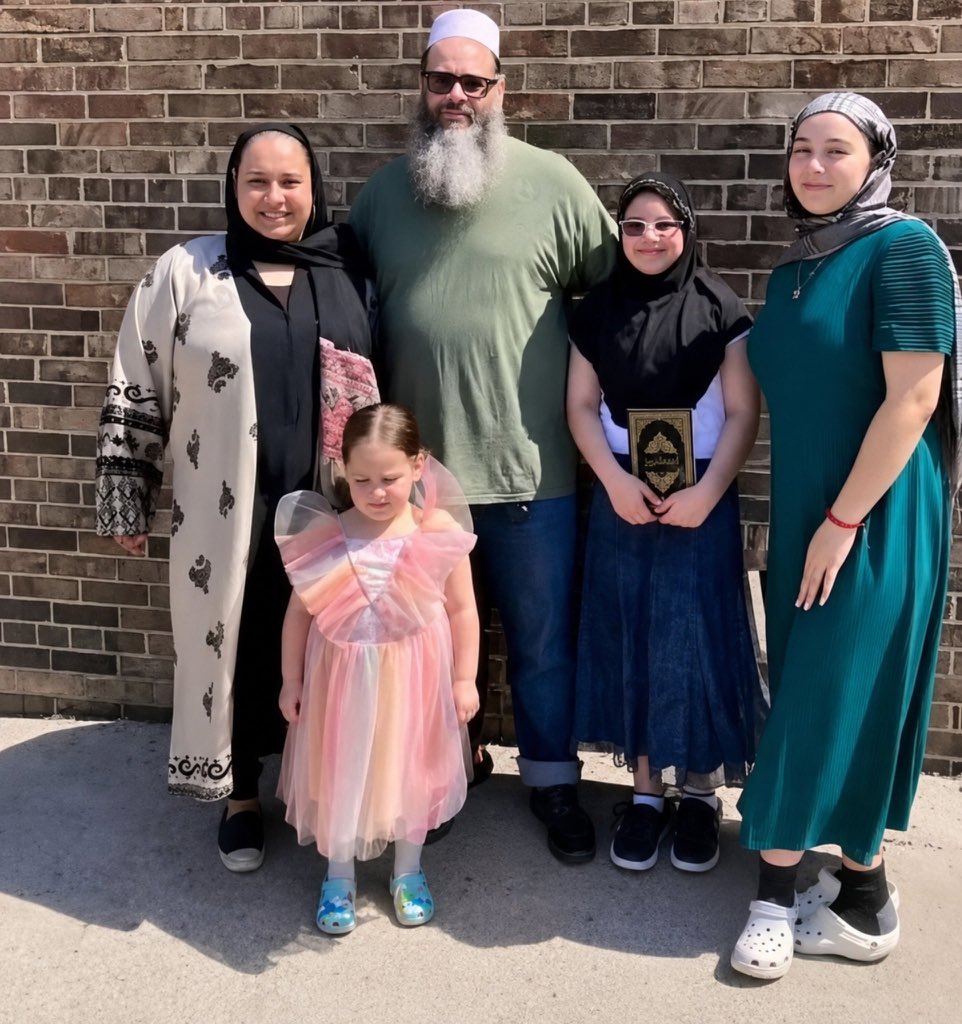 RevertStoriesx's tweet photo. This entire American family embraced Islam. ☪️🇺🇸😍 https://t.co/usbFTdHFQX