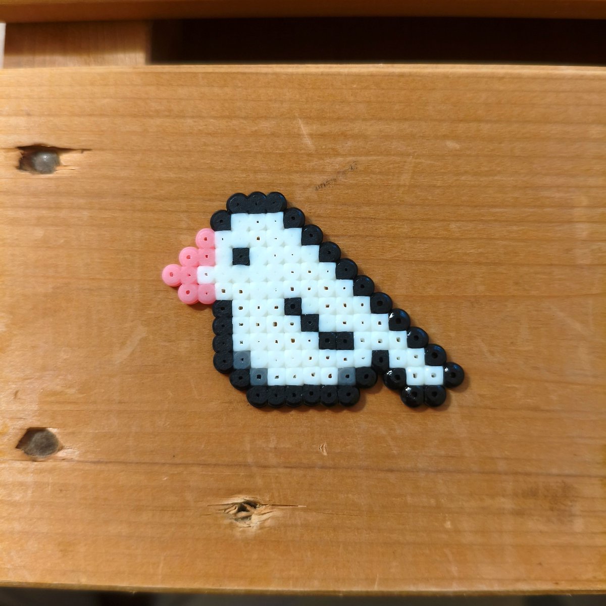 asanojohn's tweet photo. アイロンビーズで文鳥をつくりまんた。 https://t.co/rsBslQiI22