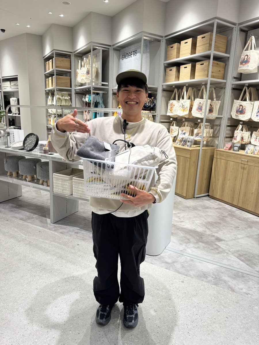 yukky0428's tweet photo. #LAKOLE に行ってむーやんさんに案内して頂きながらパラ部が購入した商品を購入😊
優さんが手に取ったのも気になってご飯の素、お餅も購入😆
機能性の良さそうなバッグもカゴにIN😊人気商品だったらしい✌️
ポップコーンは美味しいからあっという間に1cup 食べてしまう😅
#パラシュート部隊チャンネル https://t.co/lk5dSBxDWH
