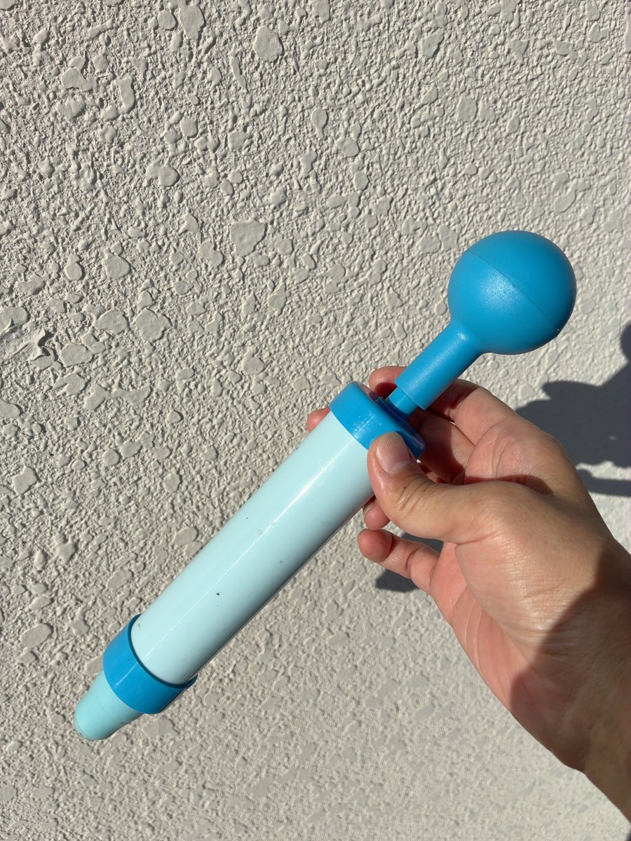 nazo_san's tweet photo. エアコンのドレン詰まり（5年ぶり2度目）エアコンの吹き出し口から水が滴ってるのを見つけて1分で解決！
ダイソーに売ってるペットボトルを潰すポンプの先端をちょっと削って細くしておけば1000円以上するドレン詰まり解消ポンプの代わりになるので常備しておくと安心。 https://t.co/sCeUGOkIWJ