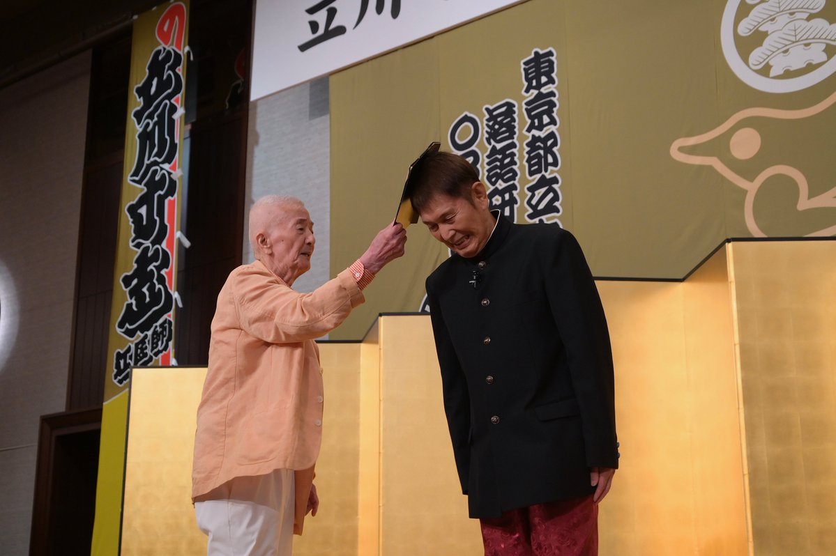 renji_koza's tweet photo. 9月24日「立川寸志 真打昇進披露パーティー」より
スペシャルゲストの、コントゆーとぴあ先生と新真打ち立川寸志師匠が揃って「よろしくネ！」 https://t.co/A0E6abFWWN