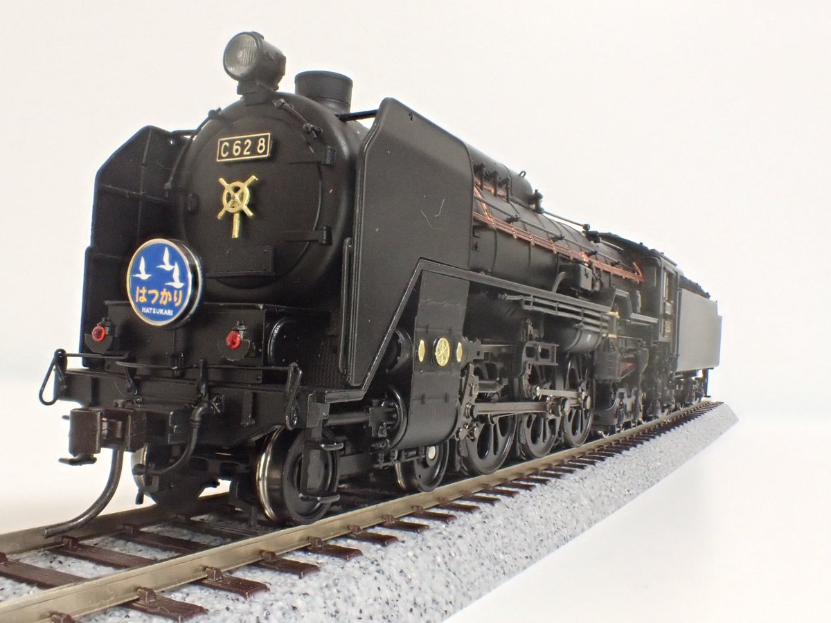 shimesaba165's tweet photo. 天賞堂のカンタムシステム搭載C62
パルス制御コントローラーだと火を噴くらしいけど、貸しレイアウトで走らせる場合はどうしてるのだろう。持っていくのかお店側が常駐させているのか。私、気になります。
あとお願いですから天賞堂さん北海道型再生産してください、3号機とか3号機とかあと3号機← https://t.co/m2xM07VDhS