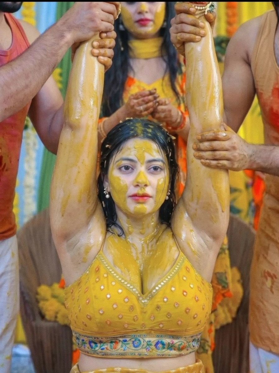 itsHarsh777's tweet photo. Look at this girl, she sent a turmeric photo to her female friend—see, that's fine, but after marriage, her husband saw it...

From there, the girl got a kiss emoji and a heart in reply, and the girl pressed the heart in response but forgot to delete it.
After marriage,the groom https://t.co/h2Nwz4UVJm