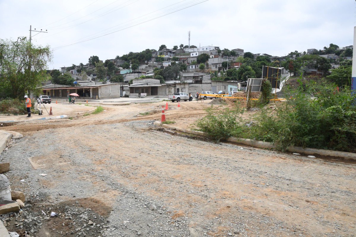 aquilesalvarez's tweet photo. Durante 30 años, para muchas familias de Nueva Guayaquil el invierno significó lodo, caídas y dificultades para llegar a sus casas. Hoy esa realidad está cambiando.

Con un 83 % de avance, ya construimos 50 calles, dos vías principales, 18 calles peatonales y dos escalinatas que benefician a más de 6.500 habitantes de Nueva Guayaquil y Tiwinza.

No es solo cemento: es seguridad, dignidad y calidad de vida.