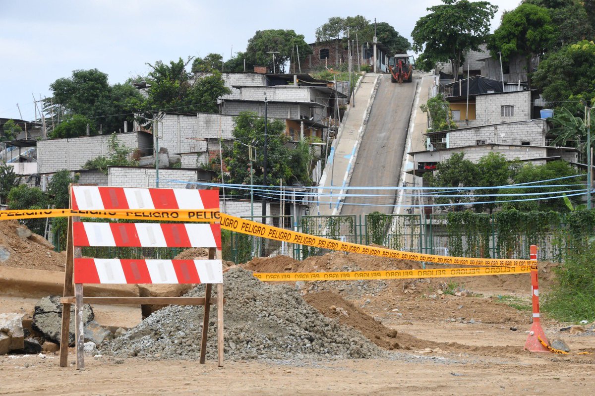 aquilesalvarez's tweet photo. Durante 30 años, para muchas familias de Nueva Guayaquil el invierno significó lodo, caídas y dificultades para llegar a sus casas. Hoy esa realidad está cambiando.

Con un 83 % de avance, ya construimos 50 calles, dos vías principales, 18 calles peatonales y dos escalinatas que benefician a más de 6.500 habitantes de Nueva Guayaquil y Tiwinza.

No es solo cemento: es seguridad, dignidad y calidad de vida.
