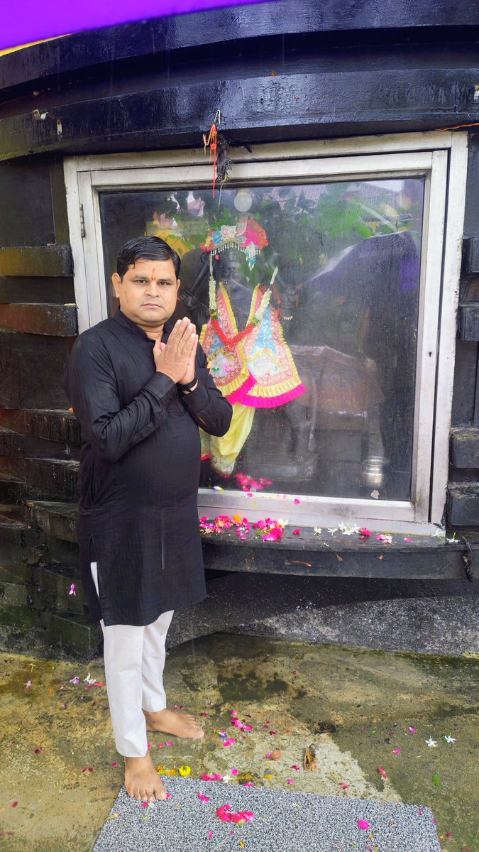 vinod4spnm's tweet photo. आज शुभ शनिवार के पावन अवसर पर बाबा विश्वनाथ मंदिर में शनि देव के चरणों में शीश नवाकर सुख, शांति, समृद्धि और सभी के मंगल की प्रार्थना की। 🙏
जय बाबा विश्वनाथ 🚩
जय शनिदेव महाराज 🙏
@AmitShah
@narendramodi
@NitinNabin
 @SureshKKhanna @idharampalsingh 
@shilpiguptabjp https://t.co/IKpzQ5zX1m