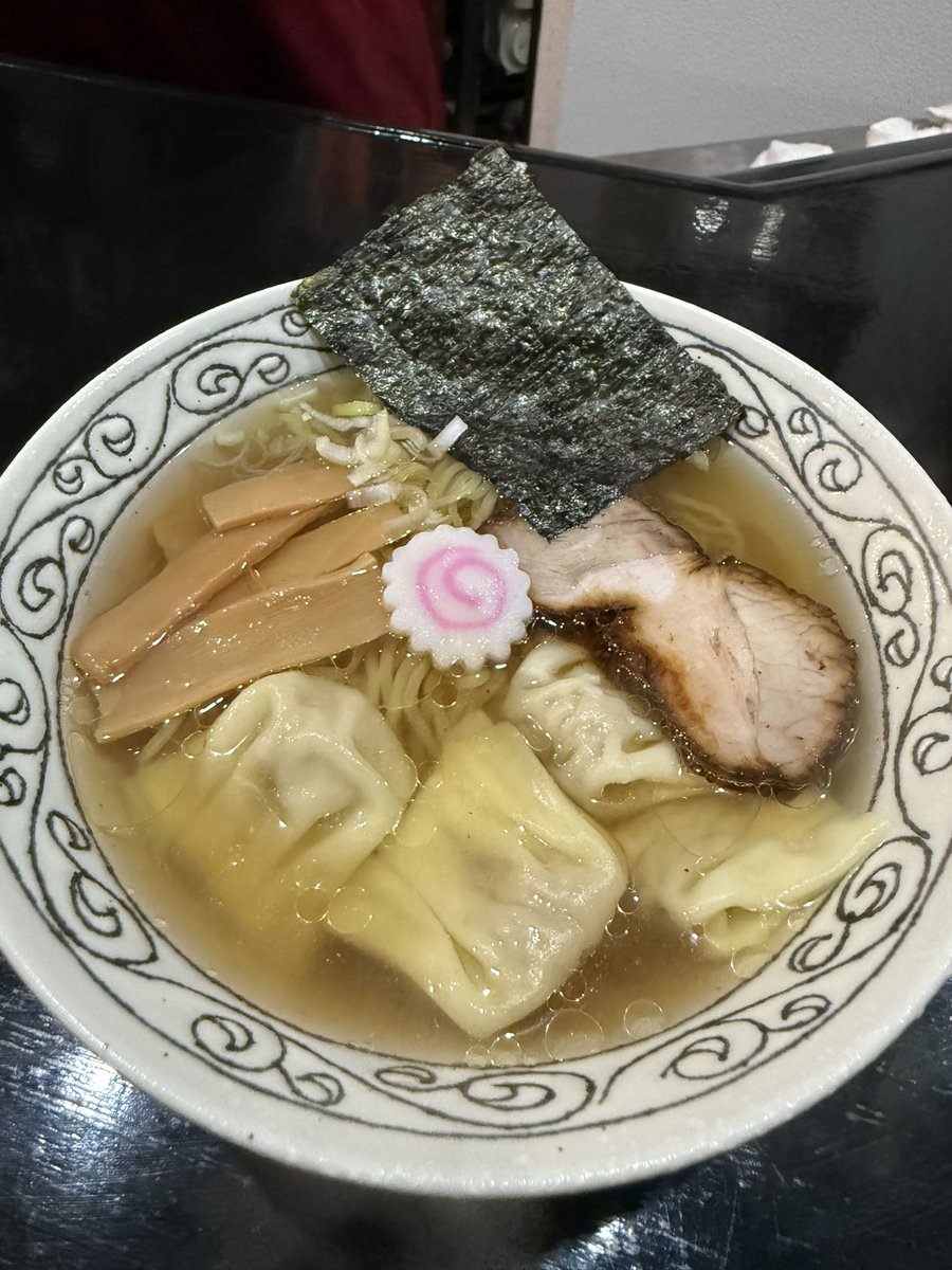 SunnyKOFUnoMARU's tweet photo. 朝ラー、いや、朝ごはん食べたあとだけど😂
ちょっと肌寒いから、ふと今日朝ラーの日だ
と思い出し、予約もせずふらり
生姜が効いたワンタンがあったまるぅ〜🍜
あっさりなのに色んな味がする深みのある
ラーメンと超濃厚チョコレートケーキ
最高👍
#akindofMagic https://t.co/rLah0I2ckr