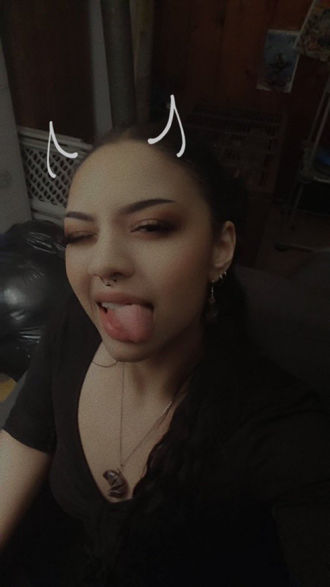 Bharry_x's tweet photo. @ski_hatesyou2 She damn hot https://t.co/UDeWTQkvBf