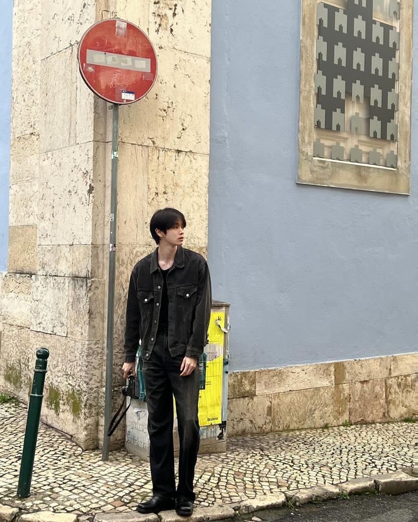 scwwwb's tweet photo. pls give us more natural boyfriend pictures like these in milan.. 🧘🏻‍♀️🪷 https://t.co/Uyv01zABcI