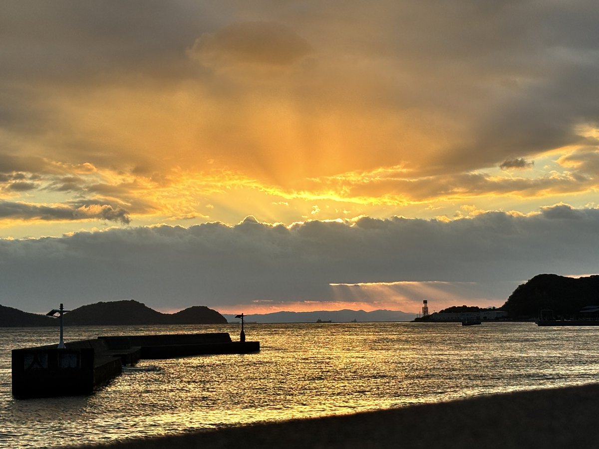 kuga_1221's tweet photo. 赤く染まる空、夜の合図が〜て歌いたくなる空でした。
シルバーウィークの海と夕焼け。 https://t.co/BLzoO4oIem