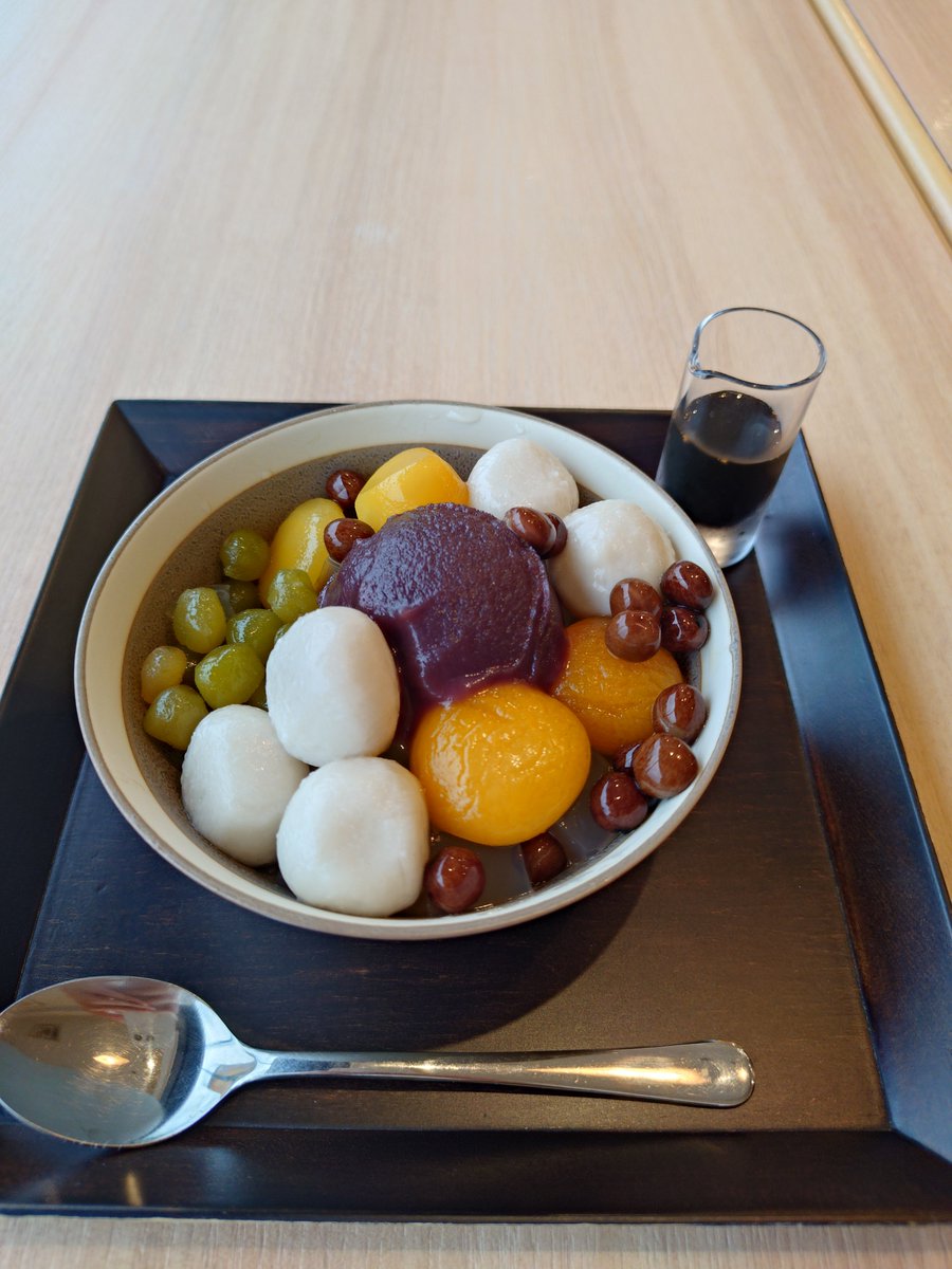 doco70485433's tweet photo. 香林坊大和の不室屋カフェにぜんざい食べに行ったのに、歩き回って暑くなっちゃってあんみつに。生麩白玉もちもちで美味しかった。次こそぜんざい食べる。 https://t.co/Rt1Wc7xY6T