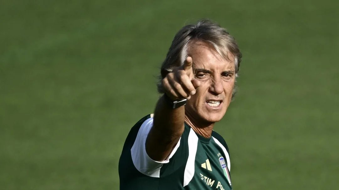 FootballTalkHQ's tweet photo. Mancini held 2 contracts during his time at Manchester City. The official agreement provided him with a basic salary of €1.69M net per year. 

The 2nd was a supplementary deal with Al Jazira, an Abu Dhabi club also owned by Sheikh Mansour, who paid him €2.03M for doing consultancy work for just 4 days a year. [@Gazzetta_it]