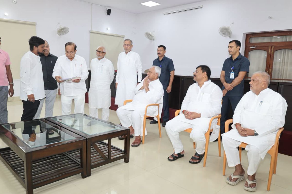 CMBiharNK's tweet photo. जद (यू) के राष्ट्रीय अध्यक्ष, बिहार के पूर्व मुख्यमंत्री एवं माननीय राज्यसभा सांसद श्री नीतीश कुमार जी जनता से निरंतर आत्मीय संवाद और कार्यकर्ताओं का मार्गदर्शन करते हैं। https://t.co/yWmFNrPR3o