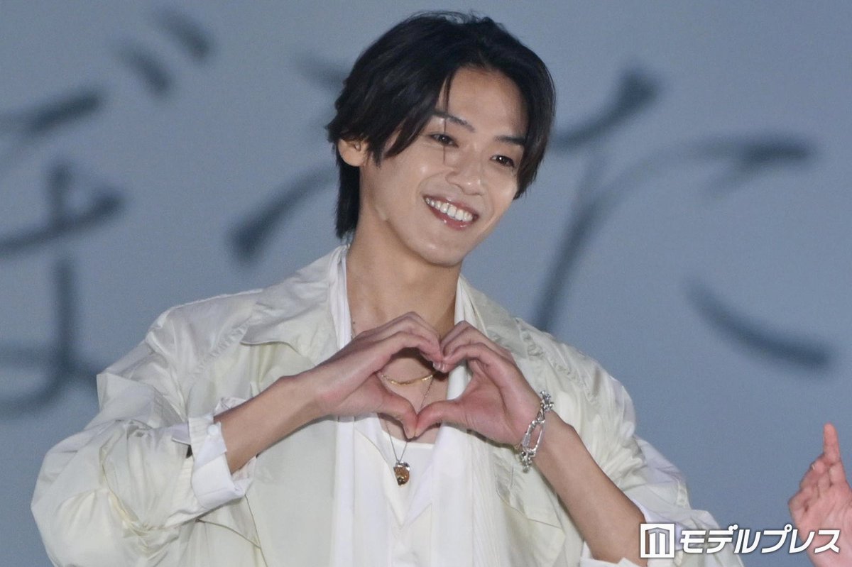modelpress's tweet photo. 【♥️Rakuten GirlsAward 2026 A/W🍰🍭】

Hey! Say! JUMP髙木雄也＆SixTONES田中樹
「ガルアワ」共演で会場沸く 
https://t.co/Tz5BaIateM

10月期ドラマ「はだかんぼうたち」のスペシャルステージに登場した髙木は、MCを務める田中を見つめ「大人になったな」とにっこり。2人は「私立バカレア高校」で共演しており、田中は「髙木くん大好きなんです。ずっと10代の頃から面倒見ていただいたので」と当時からの関係性を明かし、髙木に寄り添いながら満面の笑みを浮かべた。

#ガルアワ2026AW