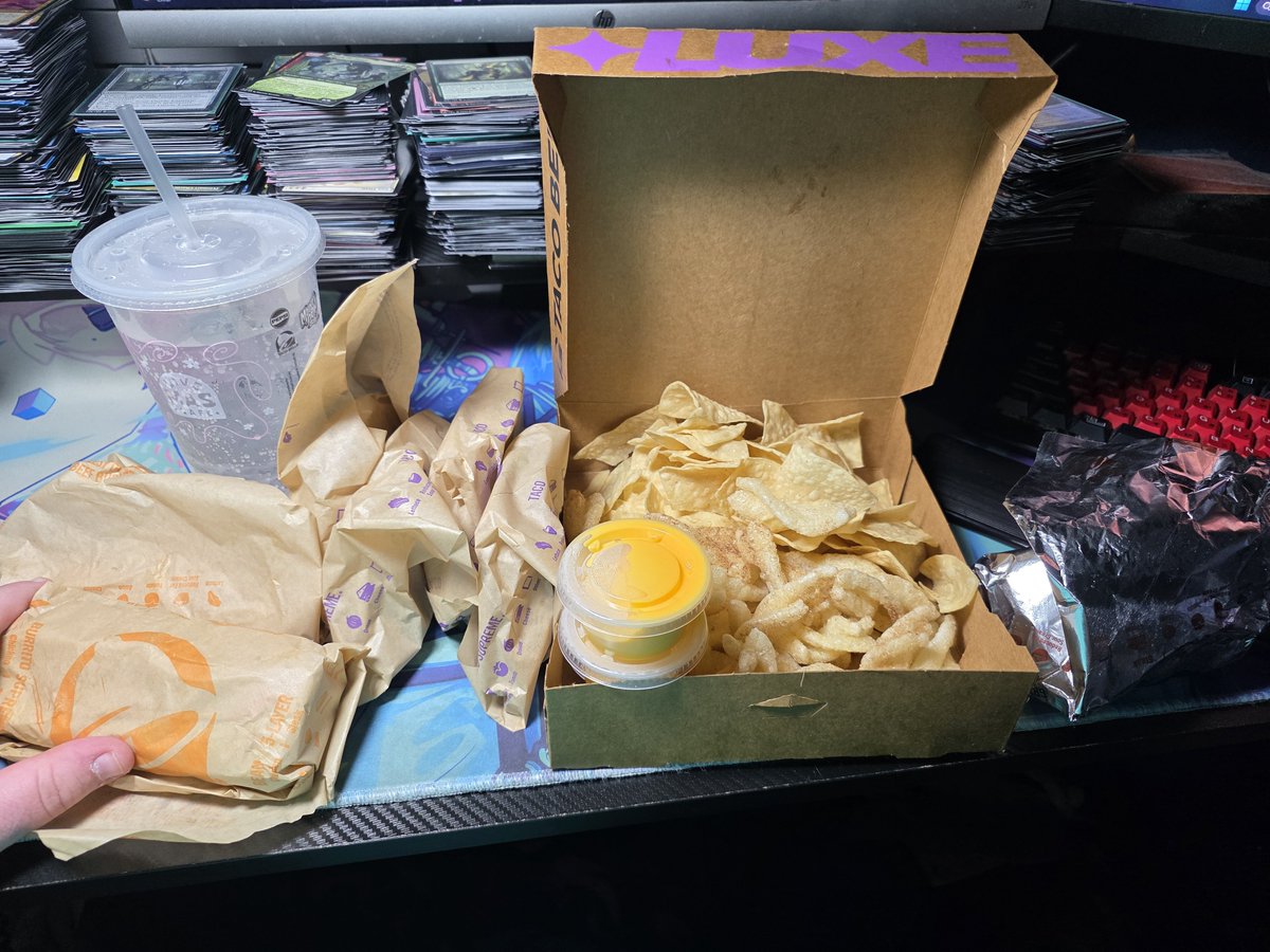 LandwhaleWatFat's tweet photo. (fat)Boy dinner https://t.co/cSdhEFWuZn
