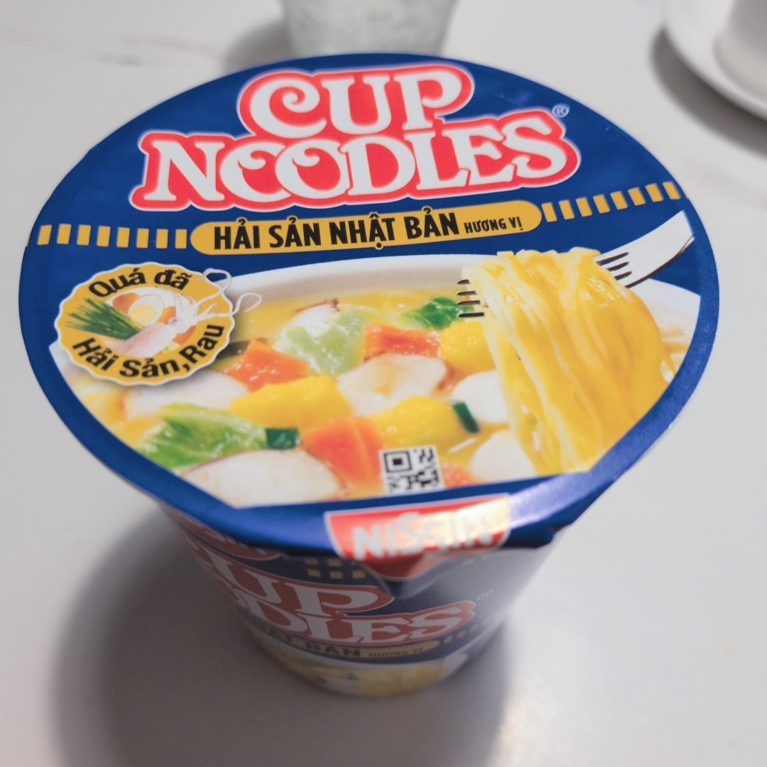 subaldayo's tweet photo. ハノイで見つけたカップラーメンシーフード味🦐🦑

タイのものみたいに、ベトナムテイストなシーフード味かなと思い購入

いざ食べようと思って蓋を翻訳してみたら…

まさかの「日本のシーフード風味」だった😂

ベトナムで久しぶりに日本の味に～出会った（ウルルン滞在記風）

美味しかったです😋 https://t.co/oh4RE58Xgy