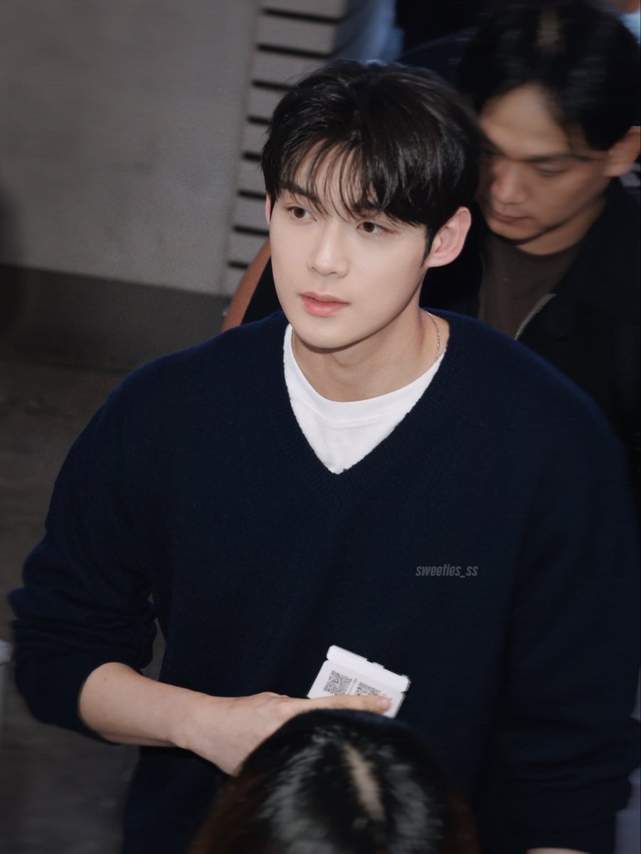 ying9801's tweet photo. Thời trang sân bay Cún iu YoonSik 💜🩵

#김윤식
#KIMYOONSIK
#KIMYOONSIKPARISFASHIONWEEK https://t.co/zzrWVC3Wdf
