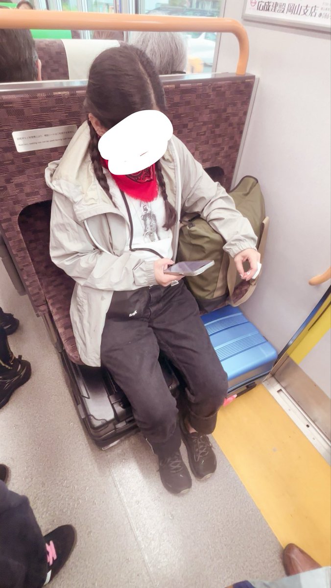 lvpw_2's tweet photo. こういう座り方する外人多くてイライラする香水くせえししねよ https://t.co/YCBJS1dIUy