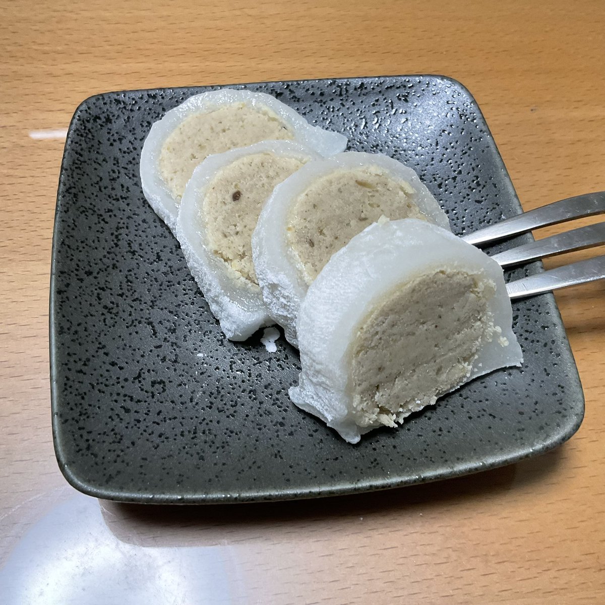polerbear_hs's tweet photo. 栗きんとんを羽二重の餅で包んだという銘菓でございます🌰 https://t.co/aY87Qpft3P
