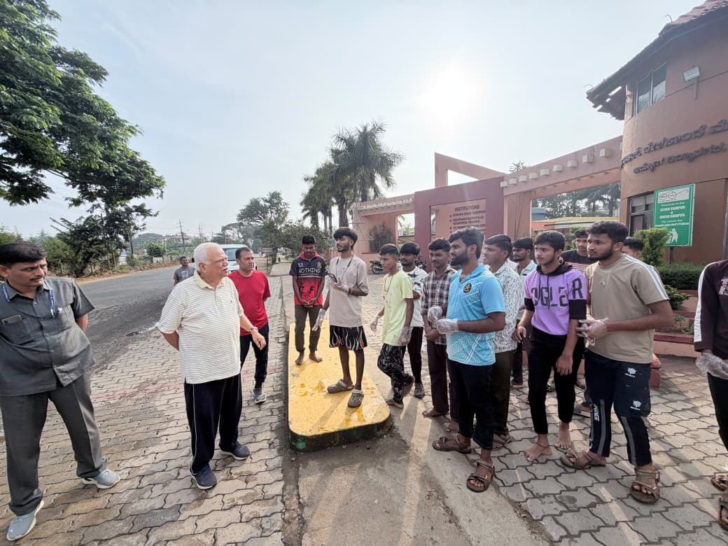 RV_Deshpande's tweet photo. ಸ್ವಚ್ಛತಾ ಸಪ್ತಾಹದ ಅಂಗವಾಗಿ ಹಳಿಯಾಳ ವಿಧಾನಸಭಾ ಕ್ಷೇತ್ರದಾದ್ಯಂತ ಹಮ್ಮಿಕೊಂಡ ಸ್ವಚ್ಛತಾ ಕಾರ್ಯದಲ್ಲಿ ಉದ್ಯೋಗ ವಿದ್ಯಾನಗರ ಸೇರಿದಂತೆ ಪ್ರಮುಖ ಬೀದಿಗಳಲ್ಲಿ ಸ್ವಚ್ಛತೆಯನ್ನು ಕೈಗೊಳ್ಳಲಾಯಿತು. ಸ್ವಚ್ಛತೆ ನಮ್ಮ ಸುತ್ತಮುತ್ತಲಿನ ಪರಿಸರವನ್ನು ನಿರ್ಮಲವಾಗಿಸುವುದಷ್ಟೇ ಅಲ್ಲ,ಆರೋಗ್ಯಕರ ಹಾಗೂ ಸುಂದರ ಸಮಾಜ ನಿರ್ಮಾಣದ ಜವಾಬ್ದಾರಿಯನ್ನೂ ನೆನಪಿಸುವ ಕಾರ್ಯವಾಗಿದೆ.

ಈ ಸ್ವಚ್ಛತಾ ಅಭಿಯಾನದಲ್ಲಿ
ಟ್ರಸ್ಟ್ ನ ಆಡಳಿತಾಧಿಕಾರಿಗಳು,ಸಂಸ್ಥೆಯ ಪ್ರಾಚಾರ್ಯರು ಹಾಗೂ ಸಿಬ್ಬಂದಿ ವರ್ಗದವರು,ಕೆನರಾ ಬ್ಯಾಂಕ್ ದೇಶಪಾಂಡೆ ಆರ್‌ಸೆಟಿಯ ಶಿಬಿರಾರ್ಥಿಗಳು ಹಾಗೂ ವಿವಿಡಿ ಶಾಲೆಯ ಸಿಬ್ಬಂದಿಗಳು ಪಾಲ್ಗೊಂಡರು.