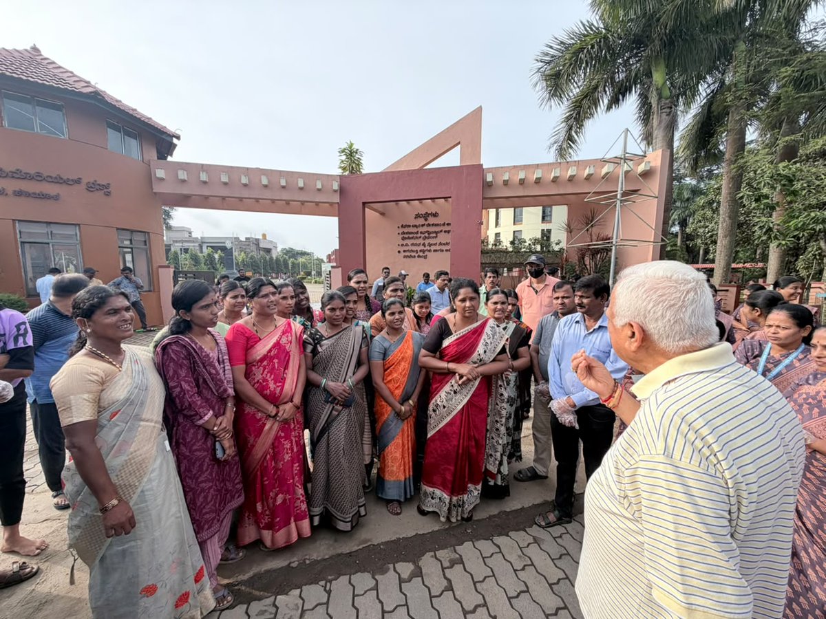 RV_Deshpande's tweet photo. ಸ್ವಚ್ಛತಾ ಸಪ್ತಾಹದ ಅಂಗವಾಗಿ ಹಳಿಯಾಳ ವಿಧಾನಸಭಾ ಕ್ಷೇತ್ರದಾದ್ಯಂತ ಹಮ್ಮಿಕೊಂಡ ಸ್ವಚ್ಛತಾ ಕಾರ್ಯದಲ್ಲಿ ಉದ್ಯೋಗ ವಿದ್ಯಾನಗರ ಸೇರಿದಂತೆ ಪ್ರಮುಖ ಬೀದಿಗಳಲ್ಲಿ ಸ್ವಚ್ಛತೆಯನ್ನು ಕೈಗೊಳ್ಳಲಾಯಿತು. ಸ್ವಚ್ಛತೆ ನಮ್ಮ ಸುತ್ತಮುತ್ತಲಿನ ಪರಿಸರವನ್ನು ನಿರ್ಮಲವಾಗಿಸುವುದಷ್ಟೇ ಅಲ್ಲ,ಆರೋಗ್ಯಕರ ಹಾಗೂ ಸುಂದರ ಸಮಾಜ ನಿರ್ಮಾಣದ ಜವಾಬ್ದಾರಿಯನ್ನೂ ನೆನಪಿಸುವ ಕಾರ್ಯವಾಗಿದೆ.

ಈ ಸ್ವಚ್ಛತಾ ಅಭಿಯಾನದಲ್ಲಿ
ಟ್ರಸ್ಟ್ ನ ಆಡಳಿತಾಧಿಕಾರಿಗಳು,ಸಂಸ್ಥೆಯ ಪ್ರಾಚಾರ್ಯರು ಹಾಗೂ ಸಿಬ್ಬಂದಿ ವರ್ಗದವರು,ಕೆನರಾ ಬ್ಯಾಂಕ್ ದೇಶಪಾಂಡೆ ಆರ್‌ಸೆಟಿಯ ಶಿಬಿರಾರ್ಥಿಗಳು ಹಾಗೂ ವಿವಿಡಿ ಶಾಲೆಯ ಸಿಬ್ಬಂದಿಗಳು ಪಾಲ್ಗೊಂಡರು.
