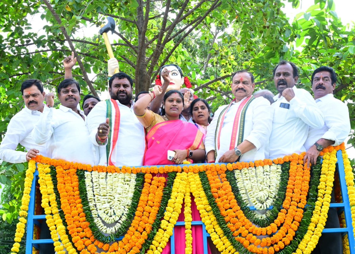 INCTelangana's tweet photo. "చాకలి ఐలమ్మ జయంతి" సందర్భంగా.. నిజామాబాద్ లోని హనుమాన్ జంక్షన్‌లో  టీపీసీసీ అధ్యక్షులు, ఎమ్మెల్సీ మహేష్ కుమార్ గౌడ్ గారు ఐలమ్మ విగ్రహానికి నివాళులు అర్పించారు.

ఈ సందర్భంగా చాకలి ఐలమ్మ చేసిన పోరాటాన్ని, ఆమె ధైర్యసాహసాలను స్మరించుకున్నారు. https://t.co/mZuZLycUFN