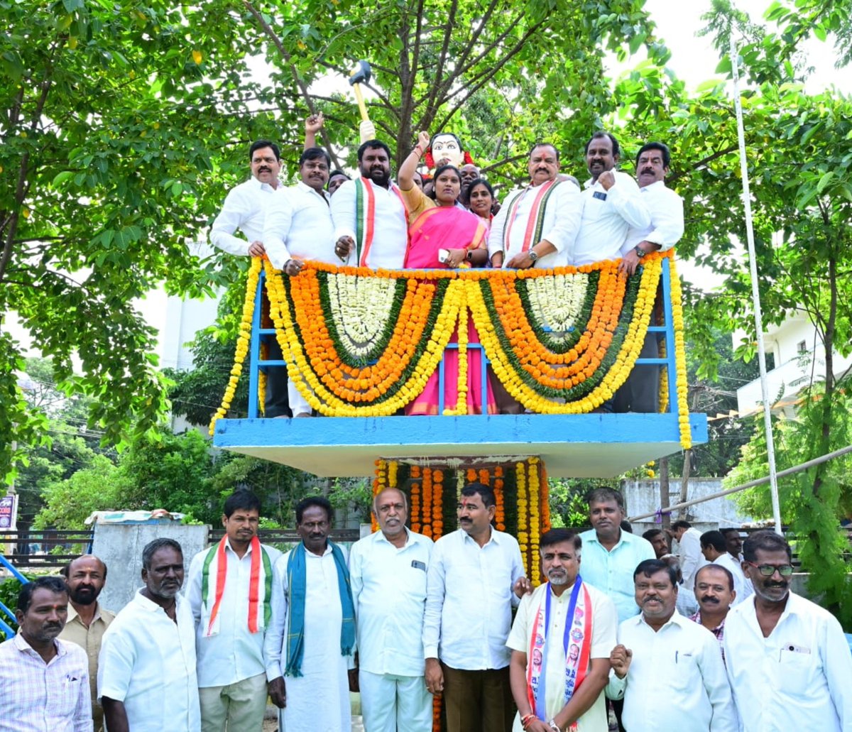 INCTelangana's tweet photo. "చాకలి ఐలమ్మ జయంతి" సందర్భంగా.. నిజామాబాద్ లోని హనుమాన్ జంక్షన్‌లో  టీపీసీసీ అధ్యక్షులు, ఎమ్మెల్సీ మహేష్ కుమార్ గౌడ్ గారు ఐలమ్మ విగ్రహానికి నివాళులు అర్పించారు.

ఈ సందర్భంగా చాకలి ఐలమ్మ చేసిన పోరాటాన్ని, ఆమె ధైర్యసాహసాలను స్మరించుకున్నారు. https://t.co/mZuZLycUFN