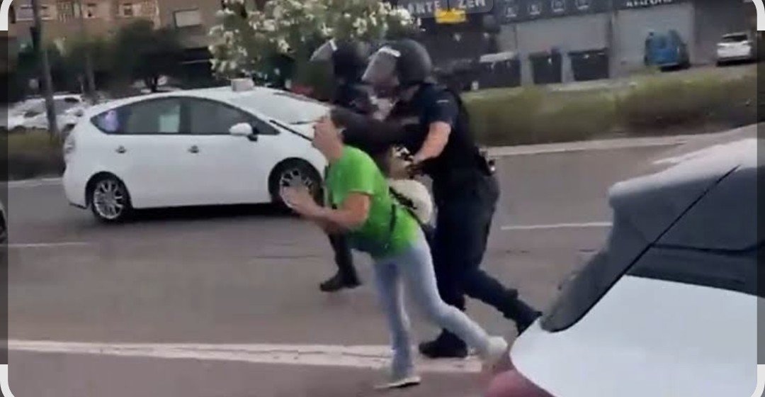 ARPolicias's tweet photo. 🚨 HA LLEGADO LA HORA DE UN NUEVO MODELO POLICIAL🚨
✳️LA LEY MORDAZA NO ES COMPATIBLE CON LA REALIDAD SOCIAL
✳️EL USO DE LA FUERZA INJUSTIFICADA SOLO CONDUCE A MÁS VIOLENCIA
✳️LAS UNIDADES UIPS SUS PROTOCOLOS DEBEN SER REVISADOS 
✳️LAS TÉCNICAS DE MEDIACIÓN SON  FUNDAMENTALES https://t.co/Ctnz8OhsXj