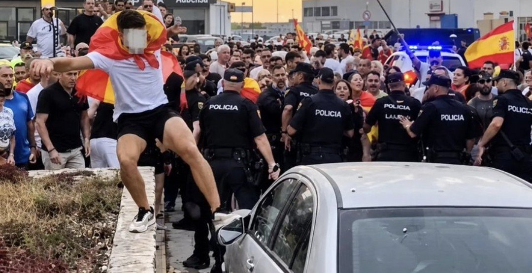 ARPolicias's tweet photo. 🚨 HA LLEGADO LA HORA DE UN NUEVO MODELO POLICIAL🚨
✳️LA LEY MORDAZA NO ES COMPATIBLE CON LA REALIDAD SOCIAL
✳️EL USO DE LA FUERZA INJUSTIFICADA SOLO CONDUCE A MÁS VIOLENCIA
✳️LAS UNIDADES UIPS SUS PROTOCOLOS DEBEN SER REVISADOS 
✳️LAS TÉCNICAS DE MEDIACIÓN SON  FUNDAMENTALES https://t.co/Ctnz8OhsXj