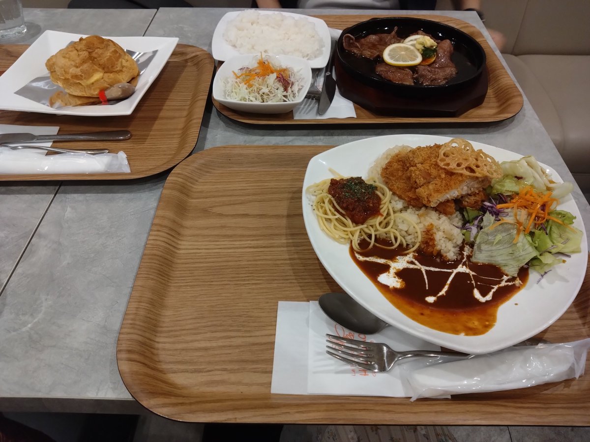 SOU_5f6527's tweet photo. 長崎と言ったらトルコライス？！
空港でいただきました😋
レモンステーキと女王シュークリームも美味しかった✨️ https://t.co/u6uEet8lKu