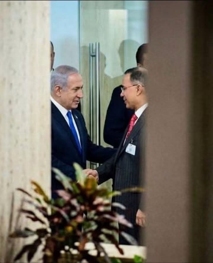 HPhobiaWatch's tweet photo. The Bangladeshi delegation to the UNGA walked out of the assembly when Benjamin Netanyahu started speaking, but their foreign minister later met him and shook hands with him after the speech.

Islamic countries are more dramatic and performative than Ekta Kapoor serials😂😂😂 https://t.co/Wz5YwgVRyQ