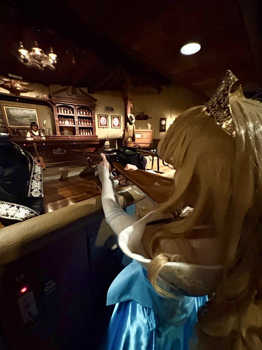 wamochi24's tweet photo. 何があろうとショットガンをぶっぱなす女です。

◀2025アリス  
2026オーロラ姫▶︎
 #Dハロ仮装 https://t.co/EHB73Bjf0A
