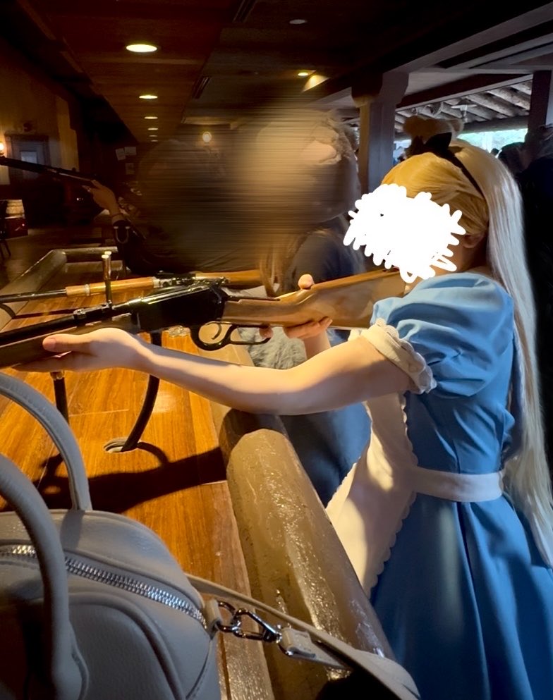 wamochi24's tweet photo. 何があろうとショットガンをぶっぱなす女です。

◀2025アリス  
2026オーロラ姫▶︎
 #Dハロ仮装 https://t.co/EHB73Bjf0A