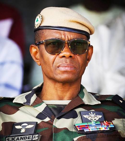 MadiambalD's tweet photo. Le PR Diomaye Faye avait vite réalisé que le Général Kandé était victime d'une conspiration. Ainsi, par un décret du 2/10/2025, avait-il refusé la radiation du Commandant Chef de Bataillon Cheikh Sow, extradé des Usa et qui avait apporté un soutien public au Général Kandé. https://t.co/HrfkR5V0dj