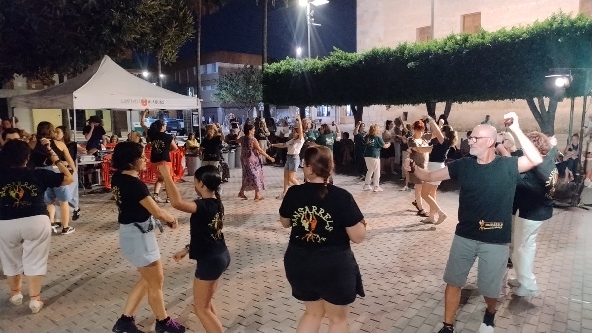 perlhorta's tweet photo. Primera jornada de la XVI Universitat d'estiu de l'horta a Alaquàs. Presentació del llibre " Cuina, paisatge i caliu", sopar a la fresca i sarau popular. 
Reprenem a les 10 amb un taller sobre  l'horta sud després de la DANA. 
A @SomAlaquas https://t.co/UUR1joa9C4