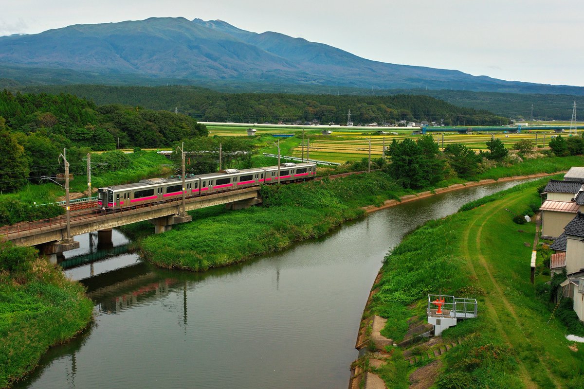 s0811146's tweet photo. とある日の羽越本線

秋田キャラバンMF号各種の酒田回送
定期列車の編成変更いろいろ

701系のかっこよさは時代を超える🙄 https://t.co/K1SbFCd46s