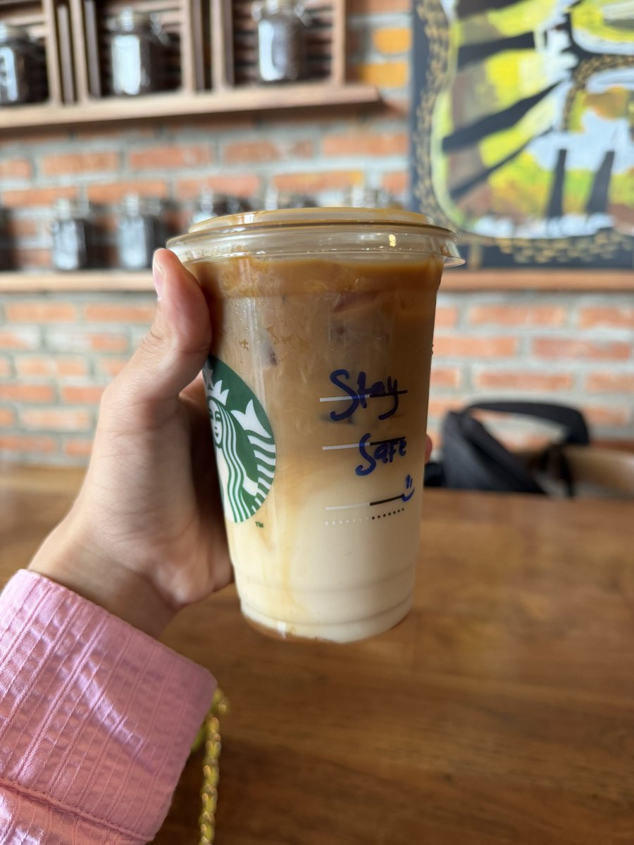 belchanjae's tweet photo. caramel macchiato sbux pake oat milk extra es batu mantul 😍 (gabole sering2 g sehat)😨 https://t.co/l2u4vMZpZj