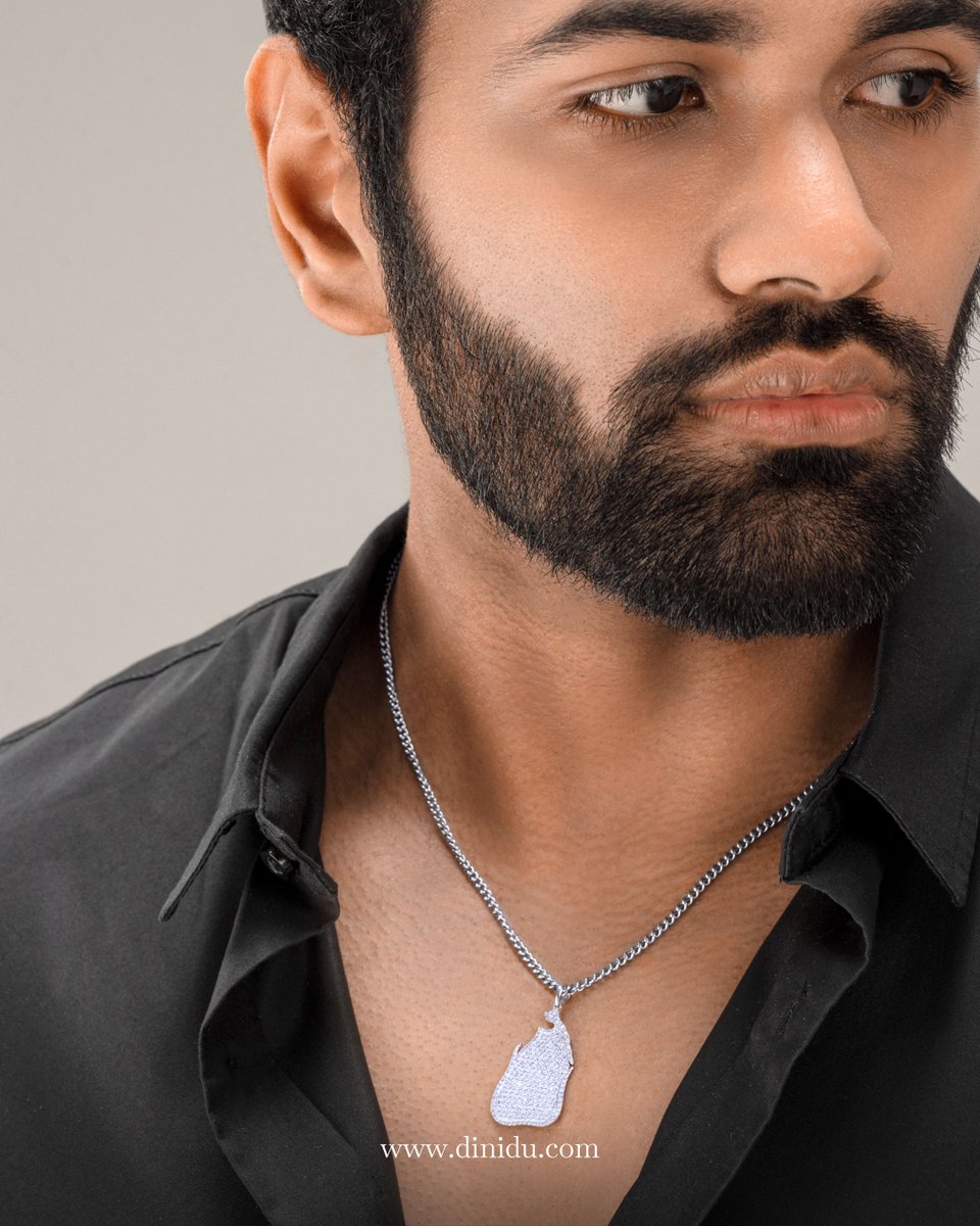 DiniduJewellery's tweet photo. Keeping home close to the heart. The Lanka Pendant set with a cluster of diamonds, is a statement of eternal belonging for the modern man.
#dinidu #craftingtomorrowsheirlooms #lankacollection #diamonds https://t.co/XzvoEpiDyE