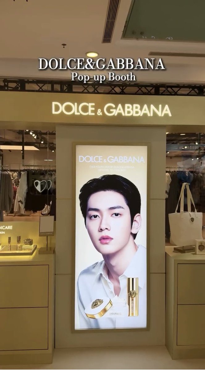Natapori's tweet photo. #SOOBIN Dolce Gabbana Global Brand Ambassador for billboard campaign Ad #DolceGabbana Ever-Youth Skin Collection at pop up booth at Skybridge,Grand Indonesia .His facecard is no joke 👏#수빈 @dolcegabbana 

Credit IG https://t.co/UDEKecESLK🙏

#SoobinXDolceGabbana https://t.co/a3qqMBZKVo